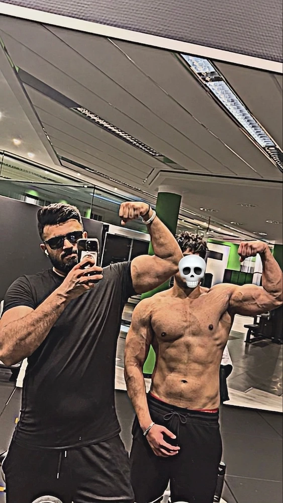 GIF tso los ntawm Rohit