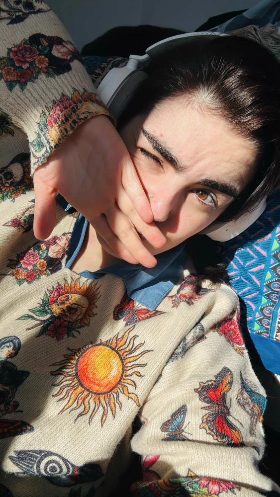 GIF tso los ntawm Gaby