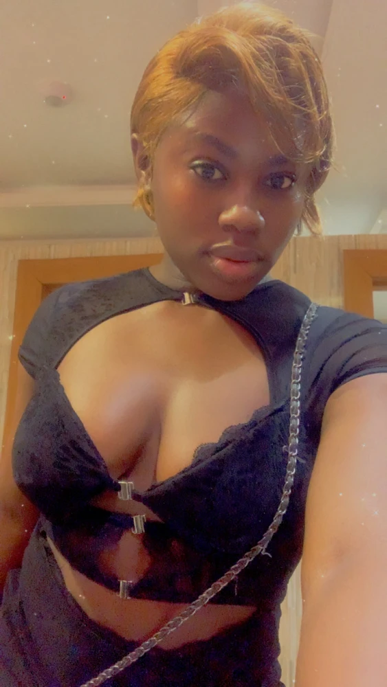 GIF tso los ntawm Lizzy