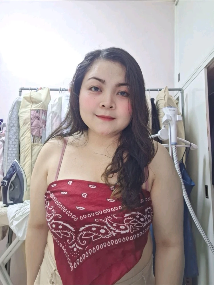 GIF tso los ntawm Rosemarie