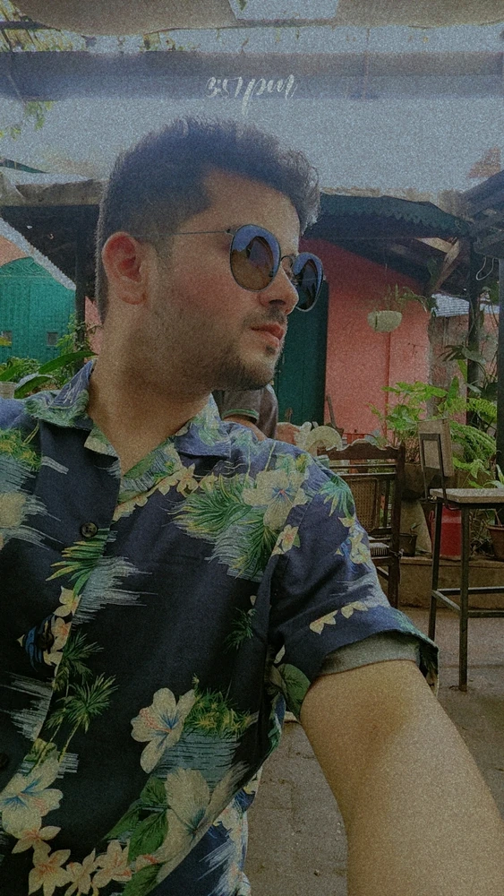 GIF tso los ntawm Manav