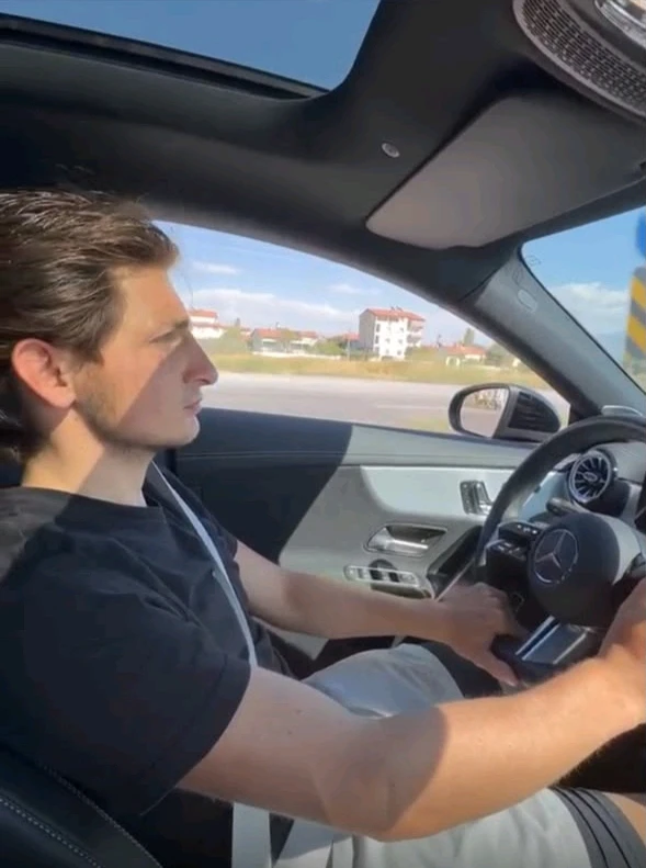 GIF tso los ntawm Kürşat