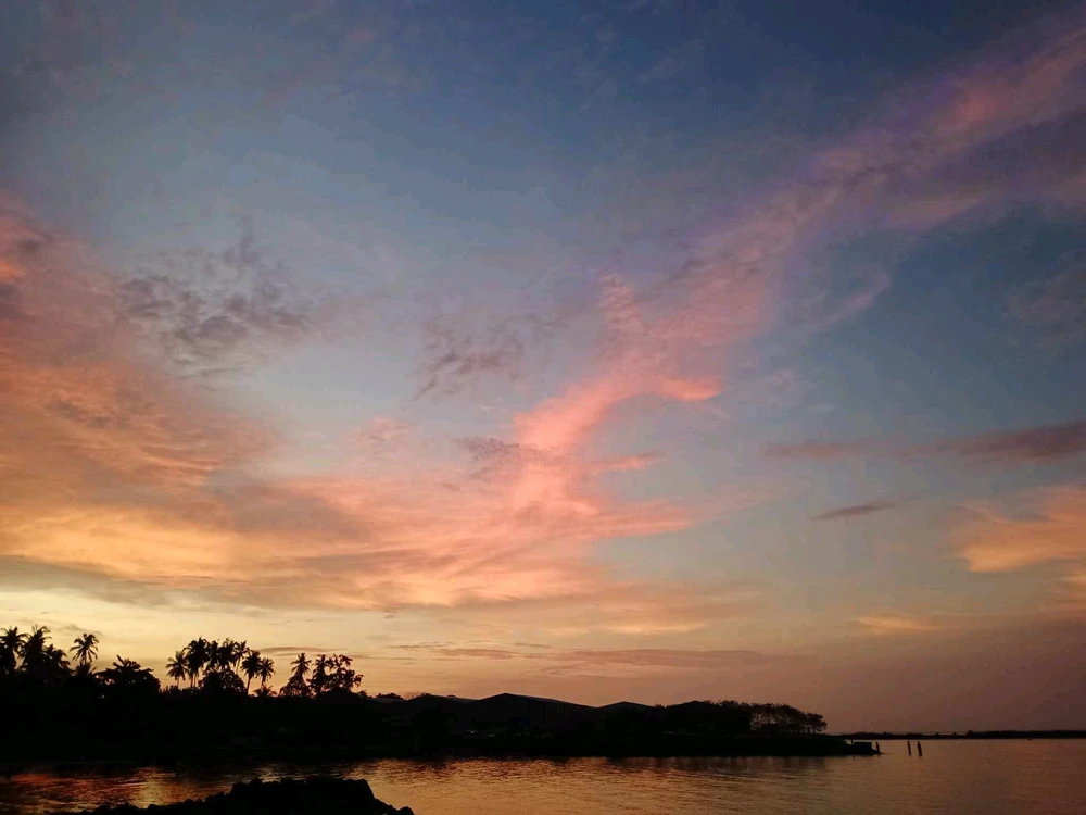 GIF uploaded by Elyza