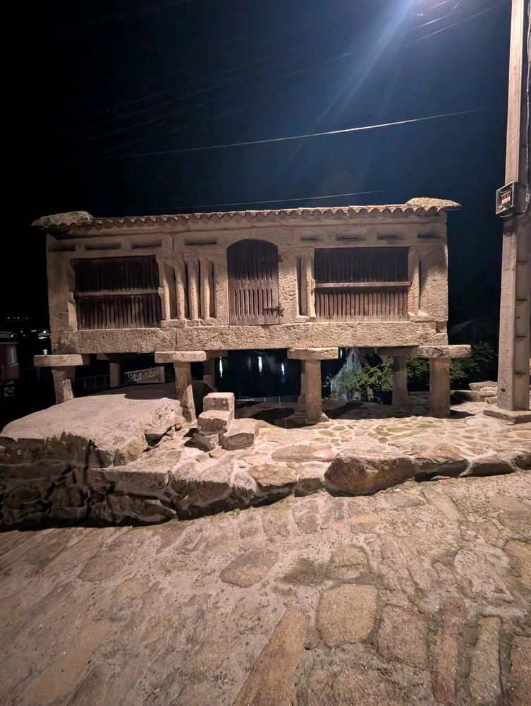 Immaġni mtellgħa minn Almina