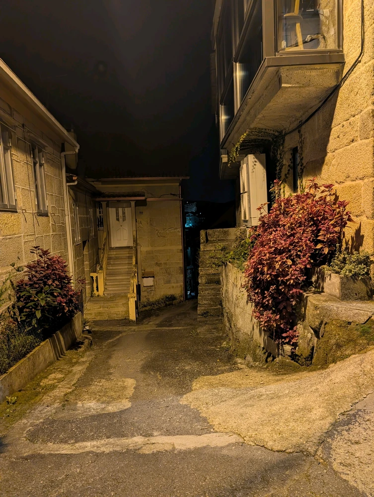 Immaġni mtellgħa minn Almina