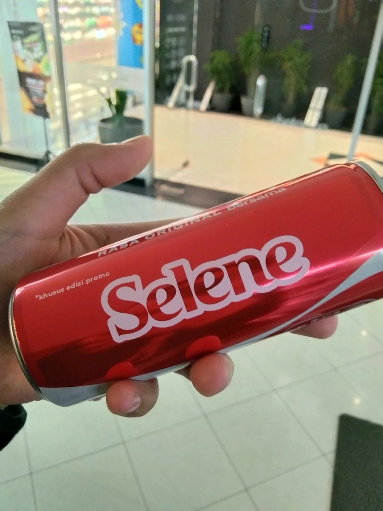 Selene پاران اپ لوڊ ٿيل GIF