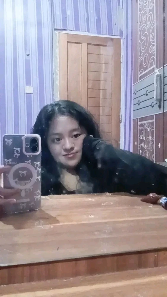 GIF жүктеген Devanya