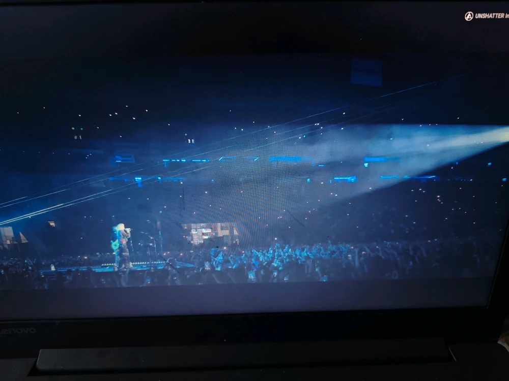 GIF tso los ntawm Szilvi