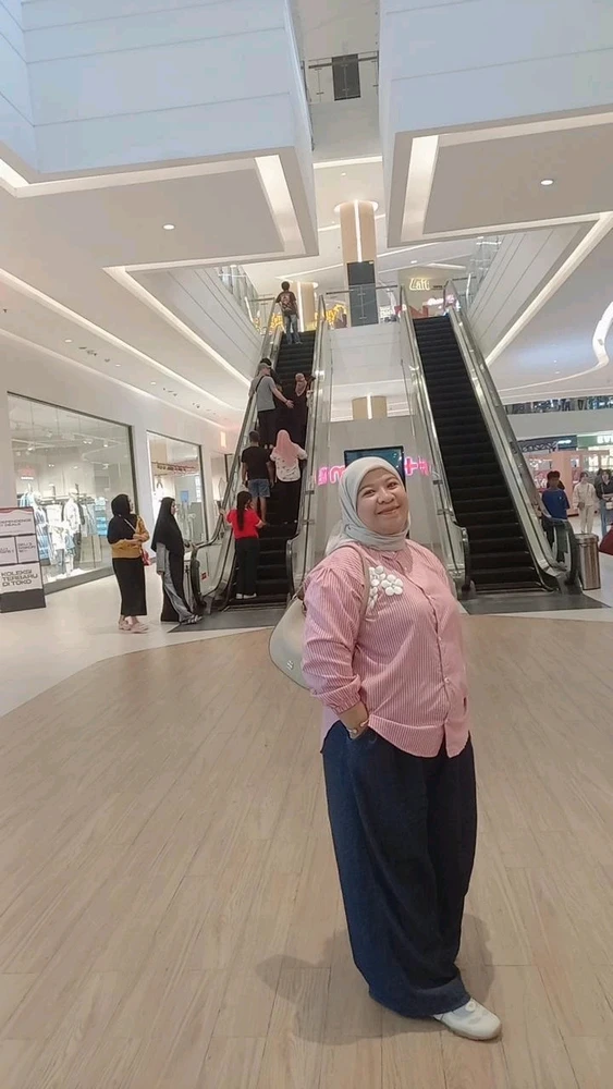 GIF uploaded by Hweeny