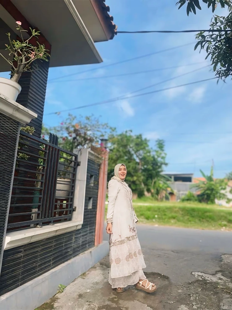 Ella பதிவேற்றிய GIF