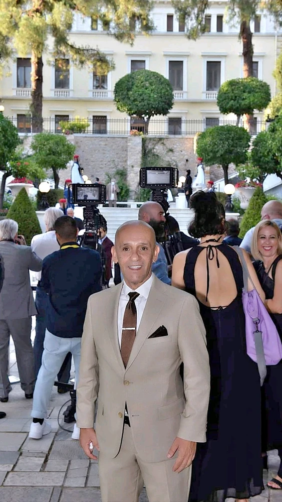 "Έχεις να κάνεις πολύ δρόμο, κοριτσάκι,
κ’ έχεις δυο πεδιλάκια μόνο από ουρανό.
Κοιμήσου."
~Γιάννης Ρίτσος, 1909-1990, Έλληνα