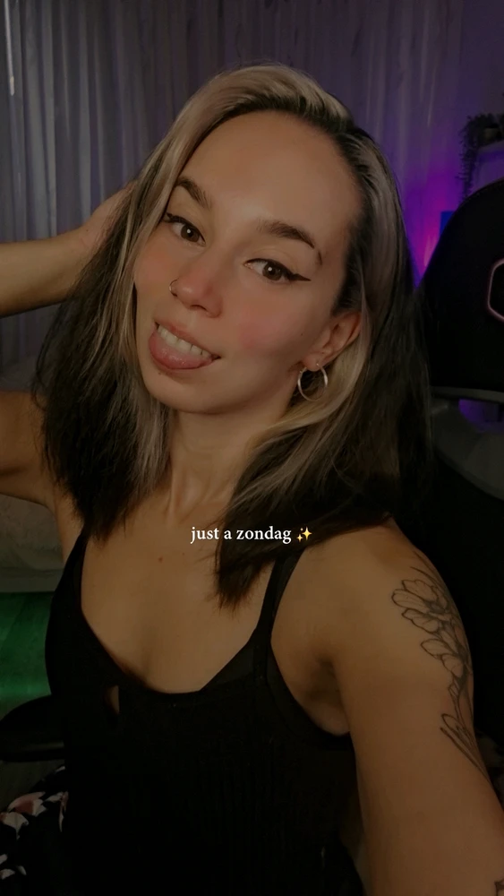 Lisa نے GIF اپ لوڈ کی