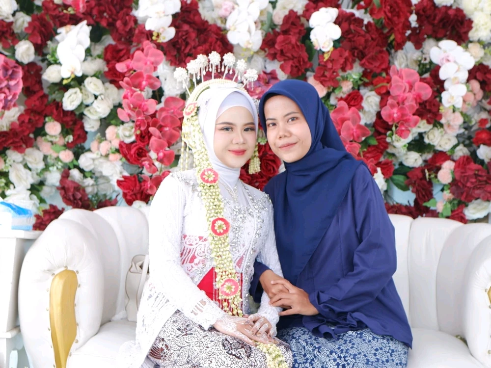 GIF uploaded by Putri