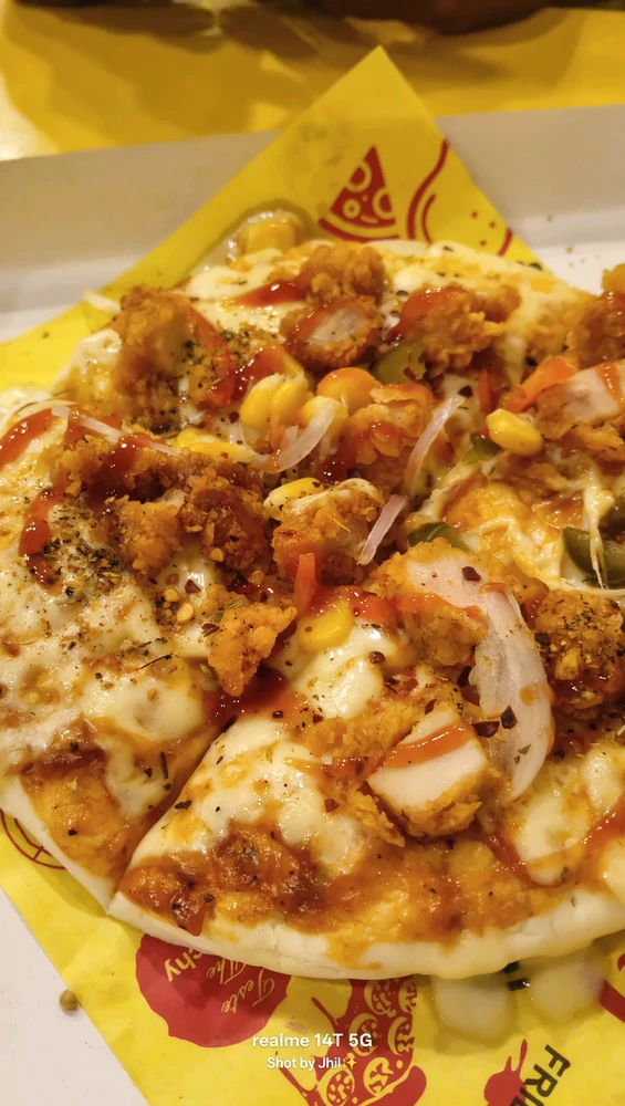Crunchy golden fried chicken pizza 