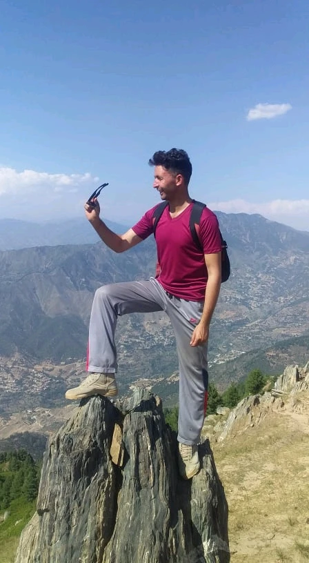 GIF eropgeluede vum Atta Ullah Khan