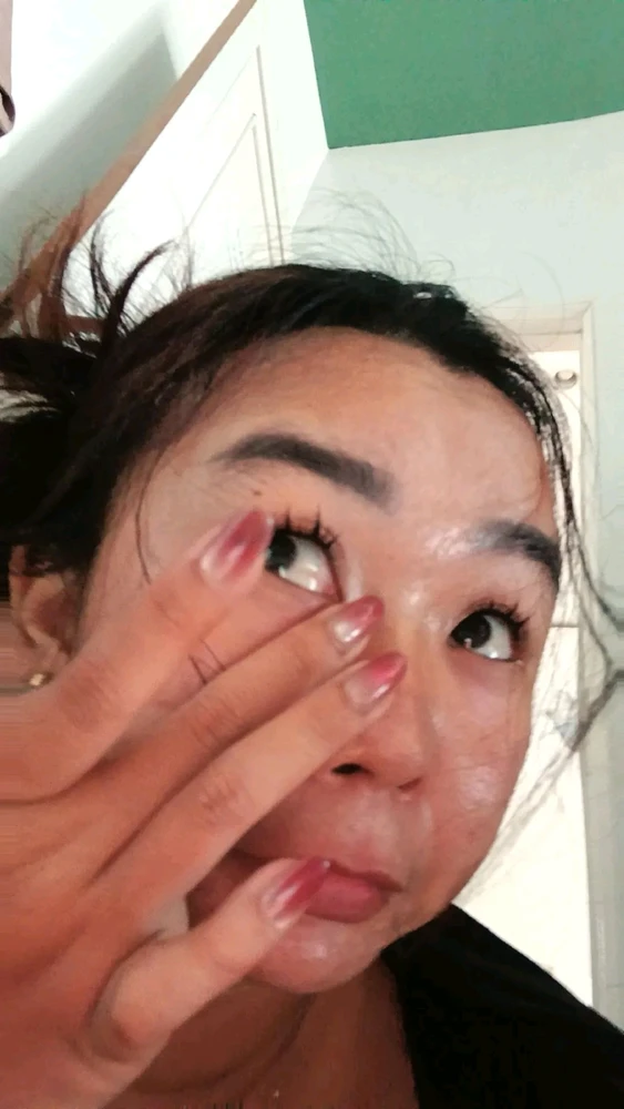 GIF tso los ntawm Ayu Stela