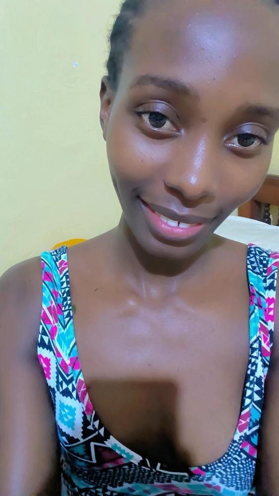 GIF tso los ntawm Yvonne