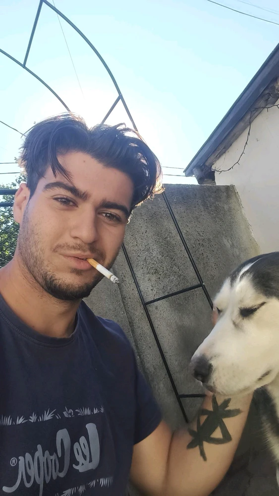 GIF жүктеген Daniel