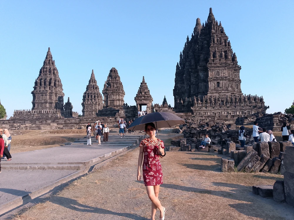 GIF uploaded by Indah