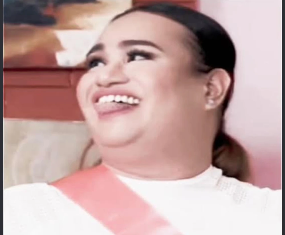GIF ilipakiwa na Bianca