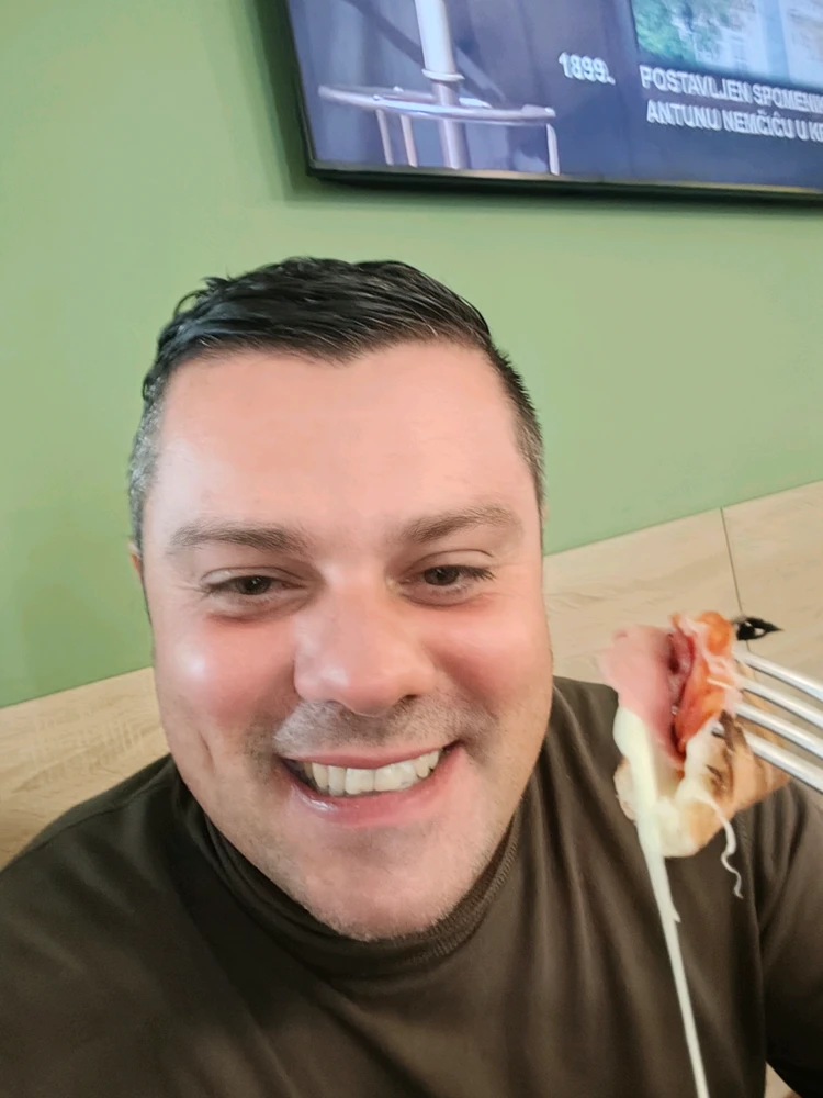 GIF رفعها Petar