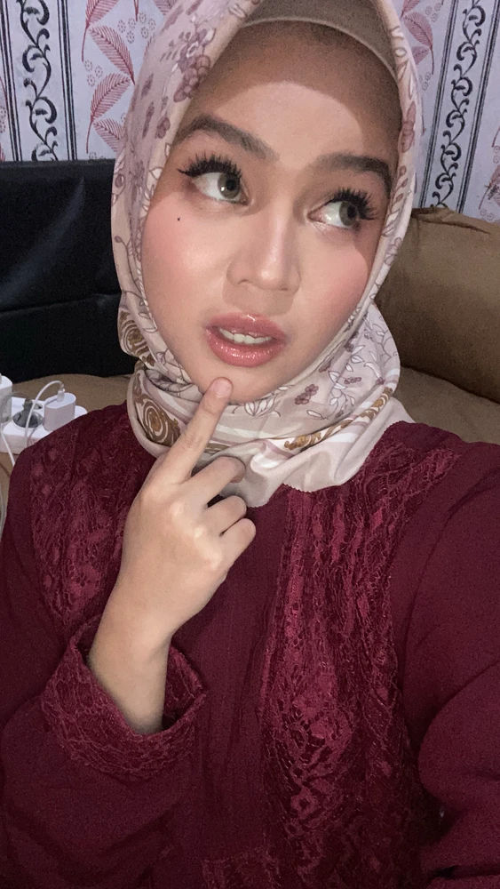 Bella يۈكلىگەن GIF