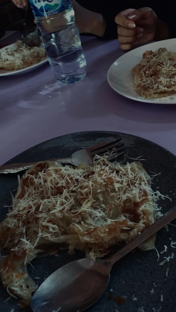 IGIF ilayishwe ngu-cinta
