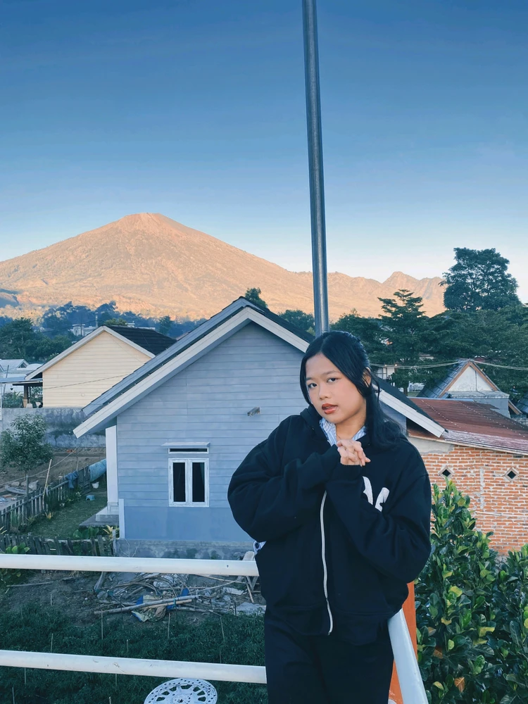 GIF uploaded by Dwi Ayudia