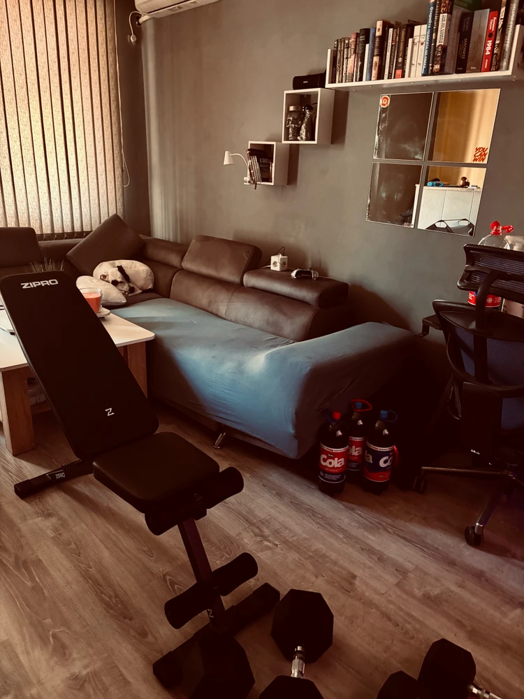 Гіфку завантажив Bobby Digital