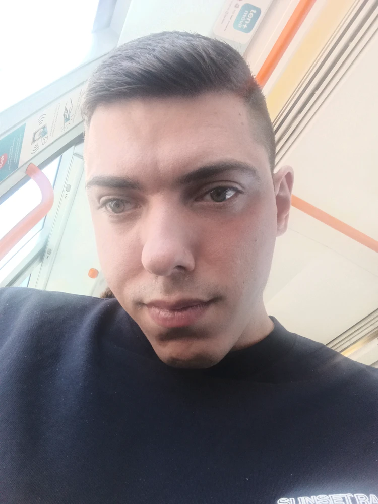 GIF eropgeluede vum Ruben