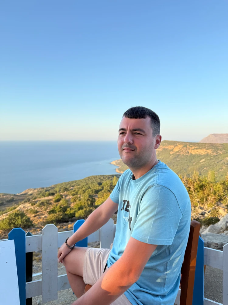 GIF yashyizweho na Emre