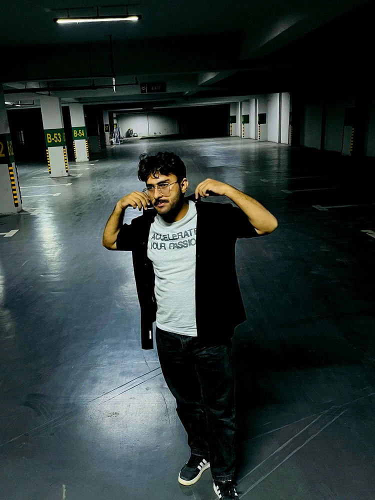 Sam විසින් GIF එක upload කරන ලදී