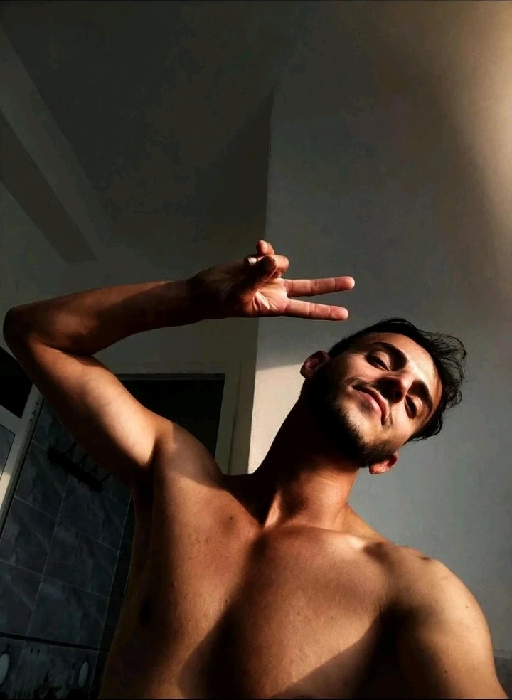 Aissam نے GIF اپ لوڈ کی