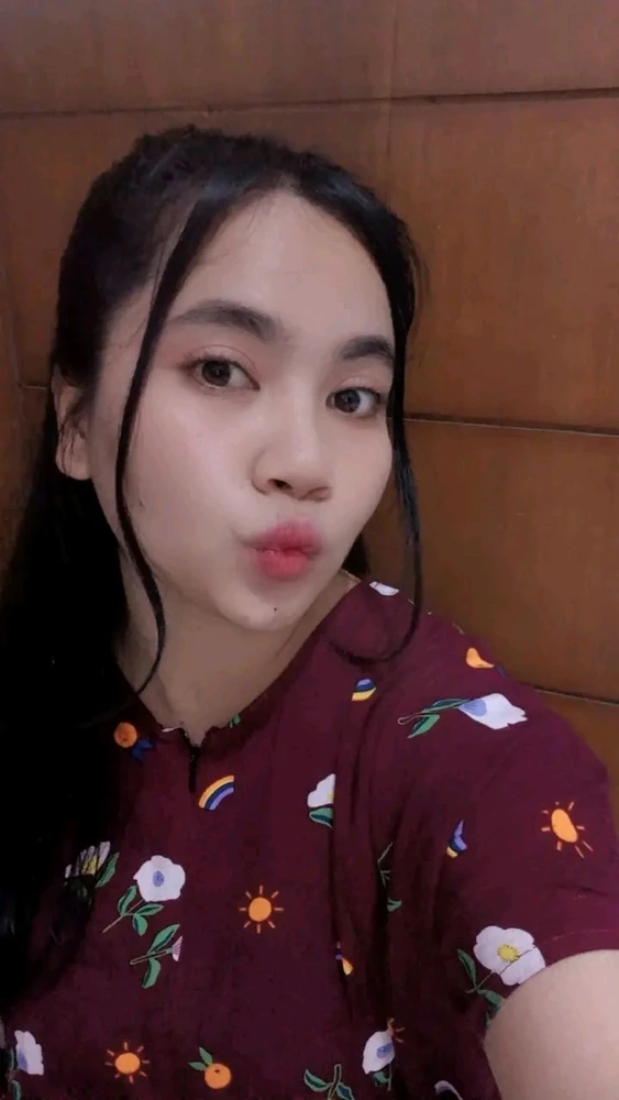 GIF жүктеген Yohana
